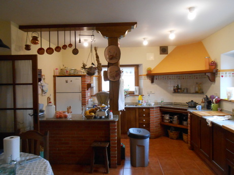  Cocina de unos 30 m<sup>2</sup> con zona comedor para 6 a 8 plazas. 