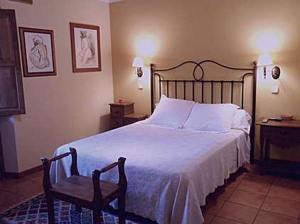TULIPAN. Es la m�s grande, con cama de matrimonio, salida al balc�n y ba�o muy grande con ba�era