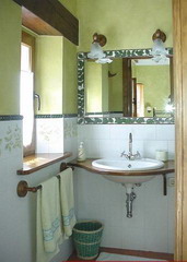  Un rinc�n del ba�o MENTA con su ventana orientada a la salida del sol. 