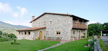 La Casa  de San Mart�n de Villafufre tiene por la salida del sol un jard�n con terraza