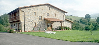 Este alojamiento rural, en Cantabria, tiene en su lado de poniente un porche cubierto y jard�n