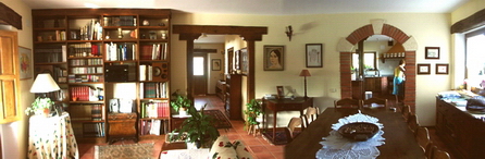 Parte de la biblioteca y el comedor. Al fondo el recibidor y la cocina.